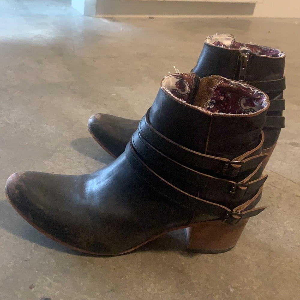 Freebird by Steven size 9 leather ankle booties - Picture 3 of 10